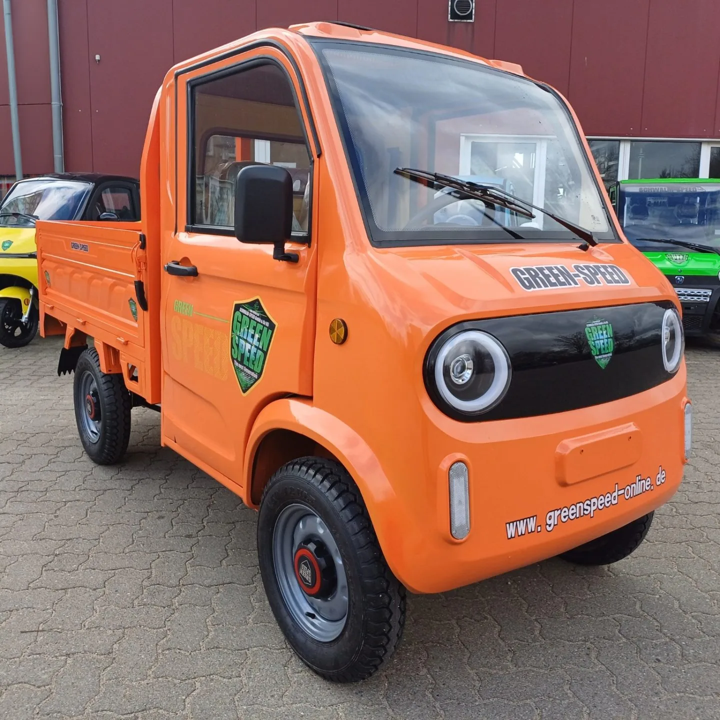 home_hero_01_cargo_orange.jpg